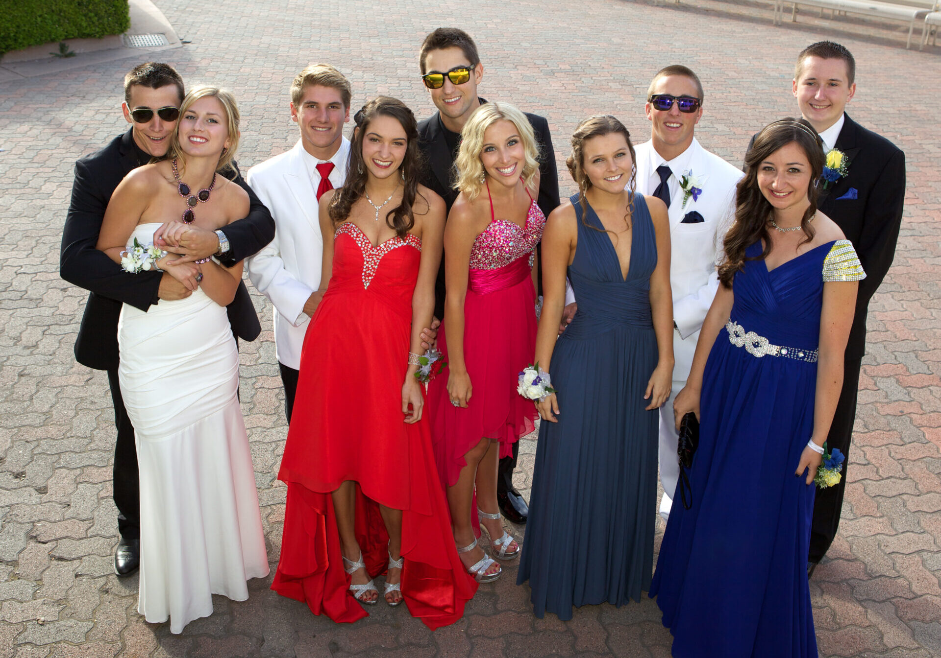 Large,Group,Of,Teenagers,Going,To,The,Prom